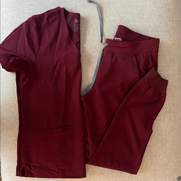 Figs Tops - FIGS scrub set (women’s) Burgundy